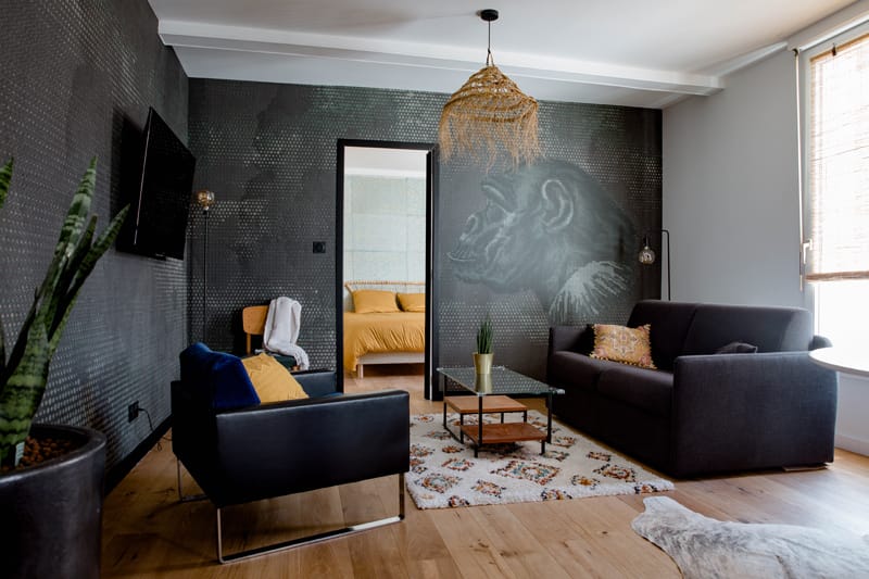 alon décoré avec des meubles de seconde main et touches ethniques dans un appartement Airbnb à Vertou